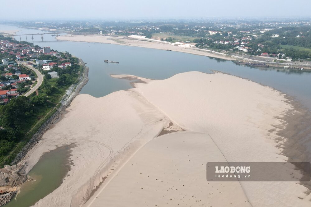 Khu vực này cách đây tròn 1 năm nước cạn lộ ra cồn cát khổng lồ. Ảnh chụp tháng 6.2023: Tô Công.