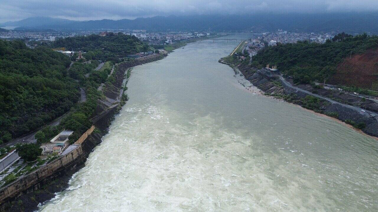 Theo ghi nhận của phóng viên Báo Lao Động ngày 26.6, sau hơn 1 ngày cửa đáy của đập thủy điện đã được xả, lượng nước tràn về khiến mực nước ở khu vực hạ lưu dâng cao. Ảnh: Minh Nguyễn.