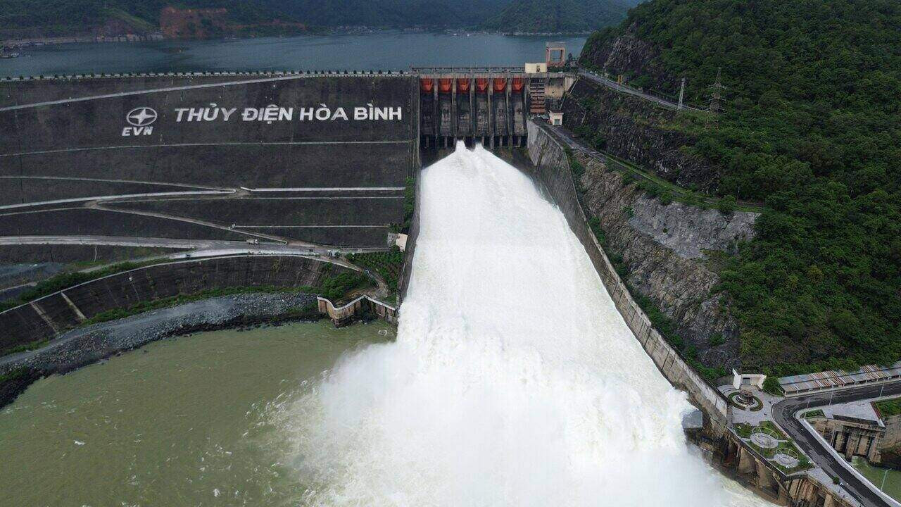 Như tin đã đưa, thực hiện Công điện số 06 của Ban Chỉ đạo Quốc gia về Phòng, chống thiên tai, Công ty Thủy điện Hòa Bình đã mở 1 cửa xả đáy hồ Hòa Bình vào hồi 22h00 ngày 24.6. Ảnh: Minh Nguyễn.