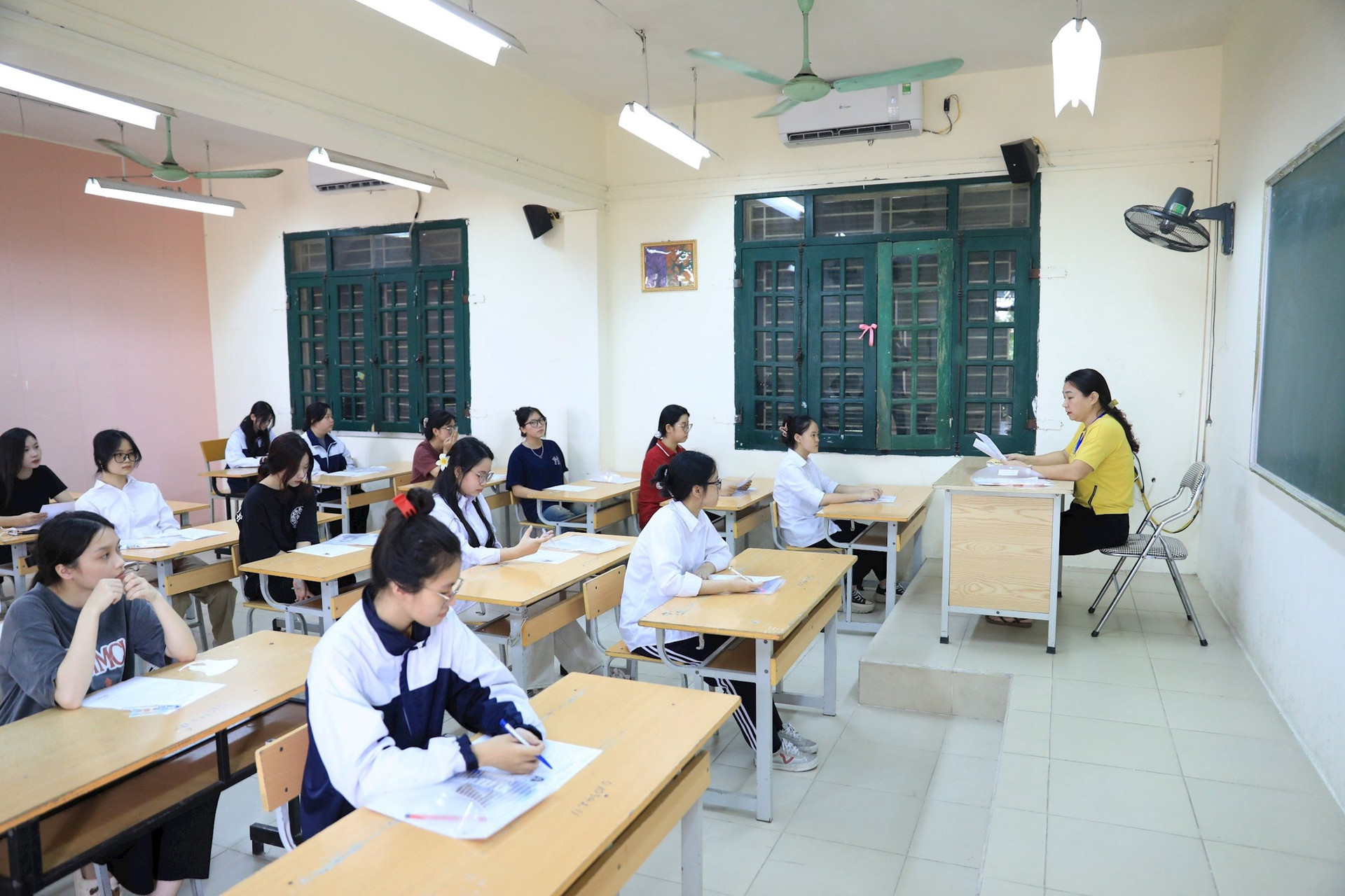 Thí sinh làm thủ tục dự thi tốt nghiệp THPT tại điểm thi Trường THPT Lý Thường Kiệt (quận Long Biên, Hà Nội). Ảnh: Quang Thái.