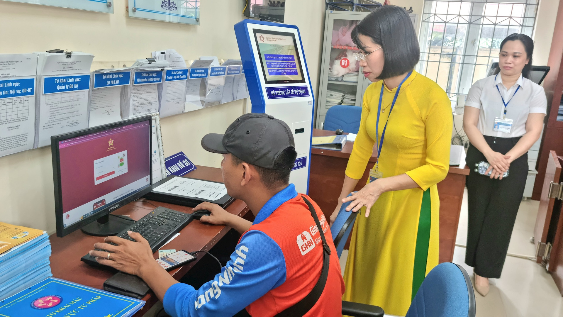 Người dân thực hiện thủ tục hành chính trên dịch vụ công trực tuyến tại bộ phận một cửa xã Đặng Xá. Ảnh: Ánh Dương