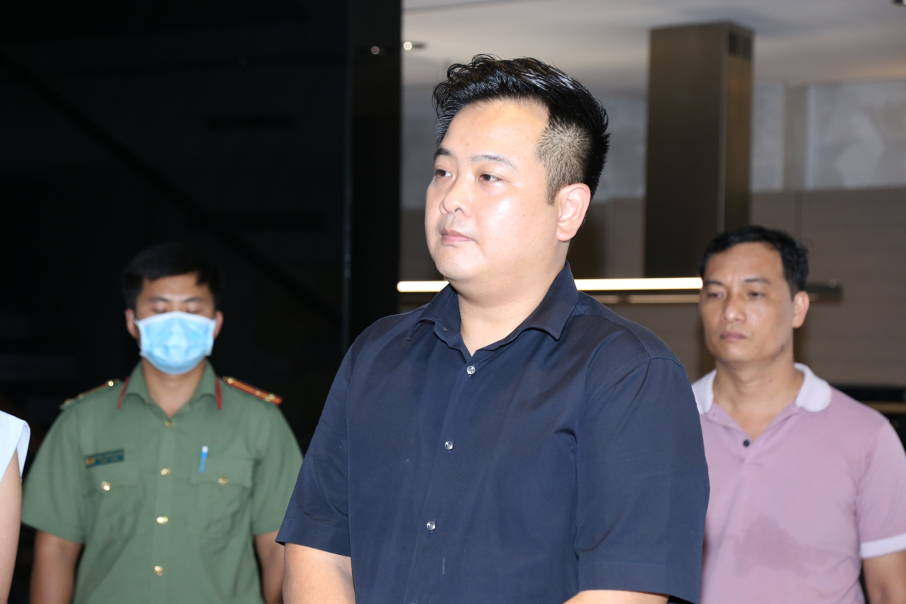 Cơ quan điều tra thi hành Lệnh bắt bị can để tạm giam đối với Phan Thanh Vĩnh Toàn. Ảnh Công an tỉnh Đồng Nai cung cấp