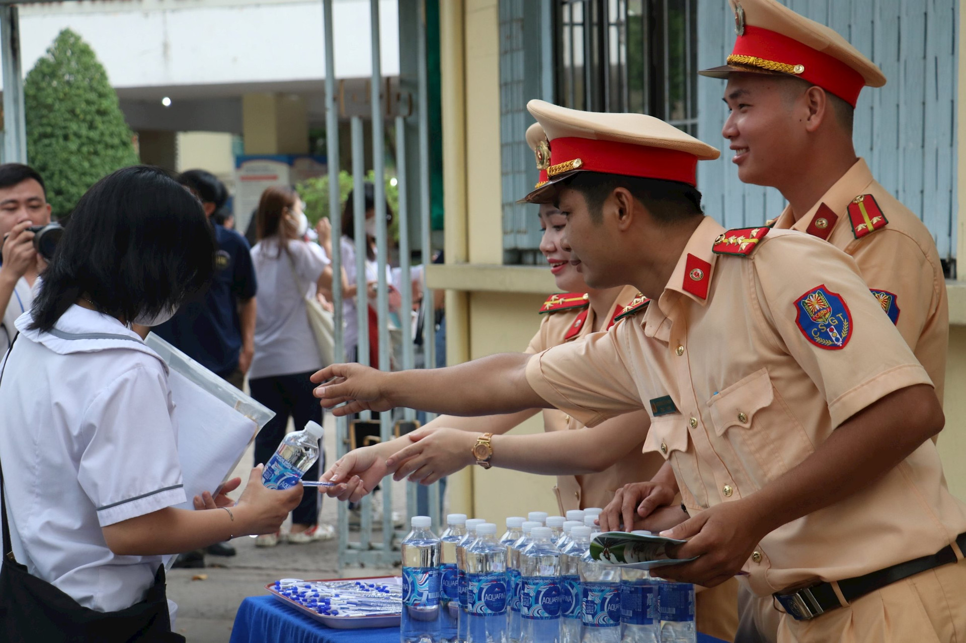 Lực lượng Cảnh sát giao thông, Công an thành phố Hồ Chí Minh tặng nước và bút cho các thí sinh. Ảnh Nghiêm Ý.