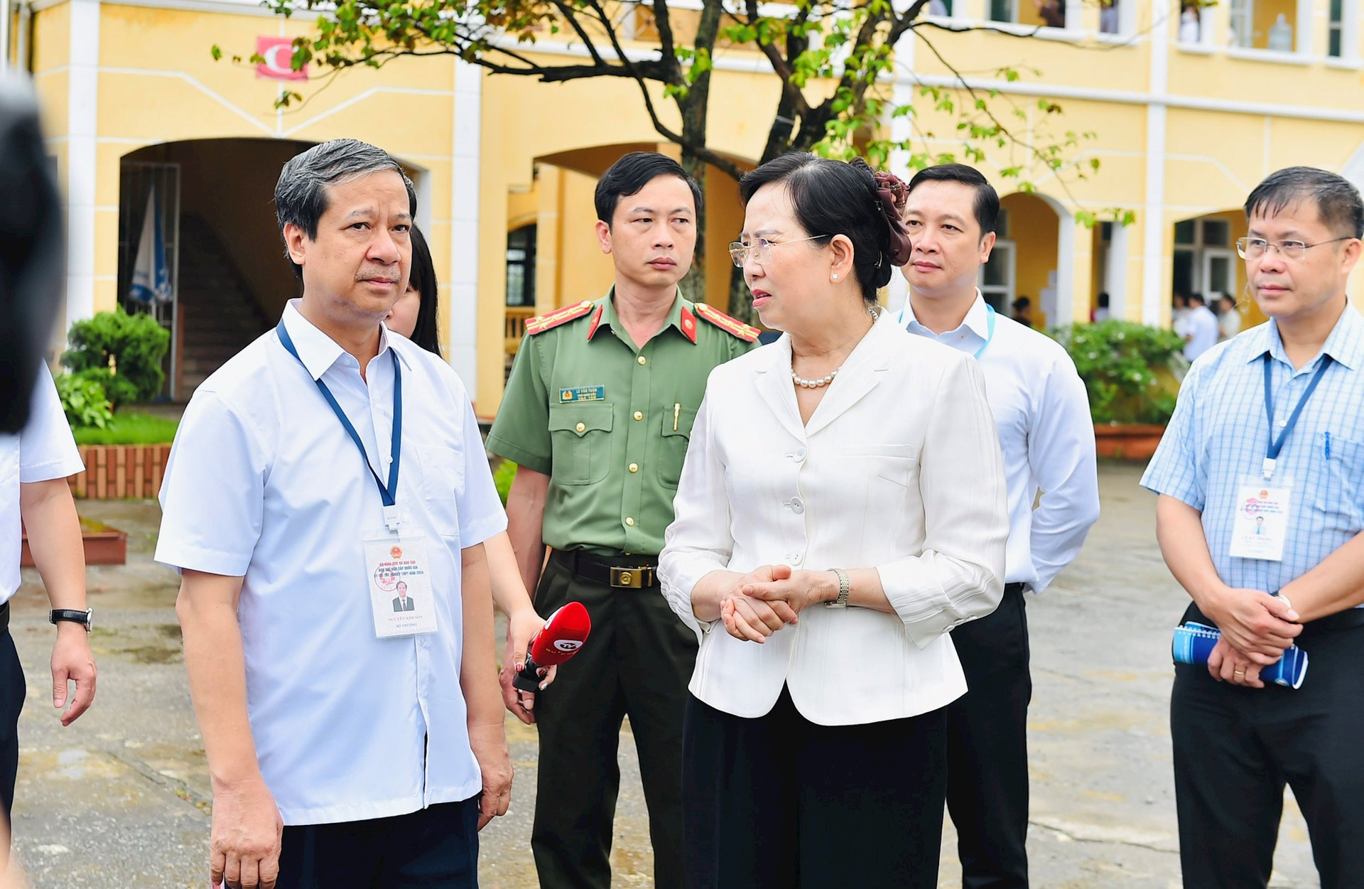 Bí thư tỉnh uỷ Hà Nam Lê Thị Thuỷ trao đổi với Bộ trưởng Nguyễn Kim Sơn về công tác chuẩn bị kỳ thi tốt nghiệp THPT năm 2024 của địa phương. Ảnh: Bộ GD-ĐT