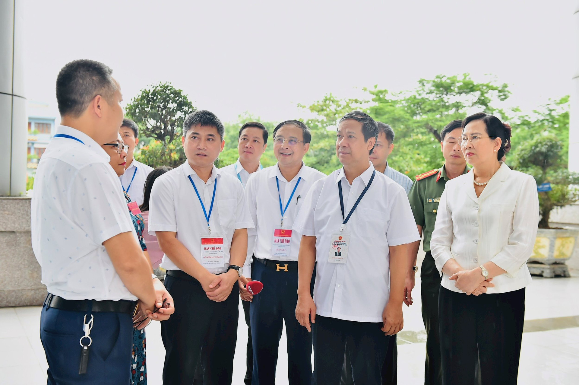 Bộ trưởng Nguyễn Kim Sơn trao đổi với Trưởng Điểm thi Trường THPT Chuyên Biên Hoà (Hà Nam). Ảnh: Bộ GD-ĐT