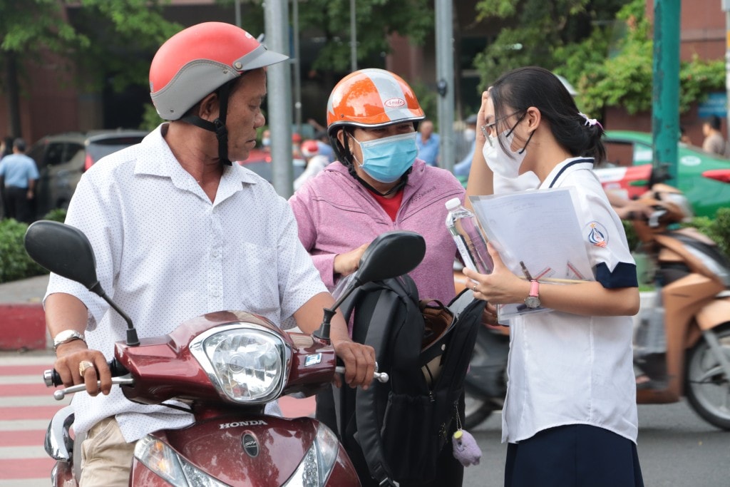 Sĩ tử TP HCM bước vào ngày thi đầu kỳ thi THPT quốc gia