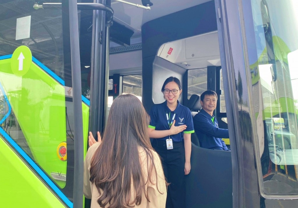 Sự thân thiện, nhiệt tình của nhân viên VinBus là điểm cộng lớn khiến người dân ngày càng yêu mến xe buýt điện.