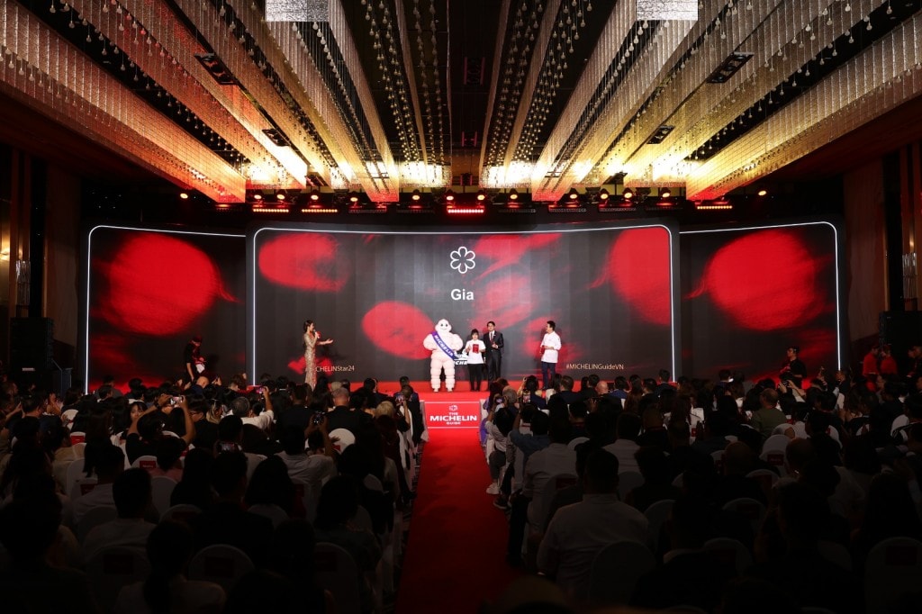 Đại diện Ănăn Saigon nhận chứng nhận nhà hàng một sao Michelin