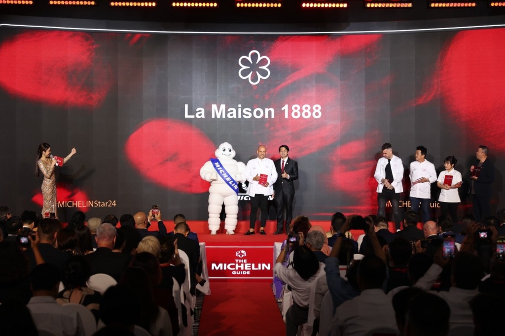 Đại diện Hibana by Koki nhận chứng nhận nhà hàng một sao Michelin