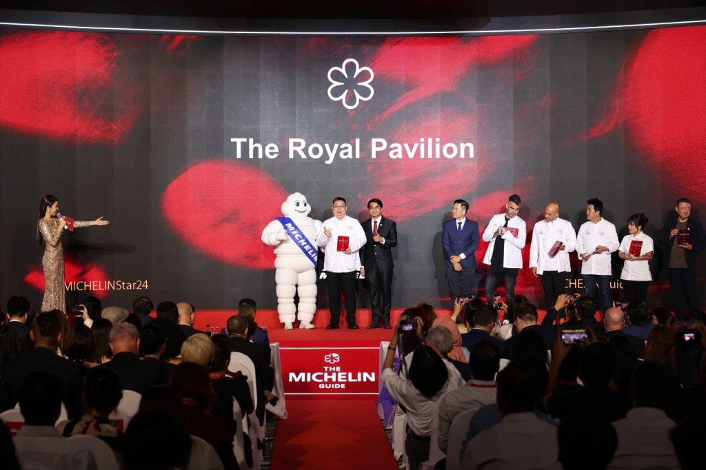 Đại diện Hibana by Koki nhận chứng nhận nhà hàng một sao Michelin