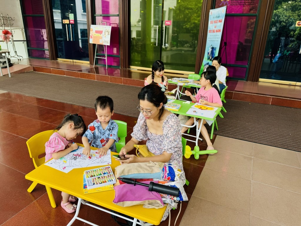 Ngày hội cũng mang đến những trò chơi lý thú cho các em nhỏ