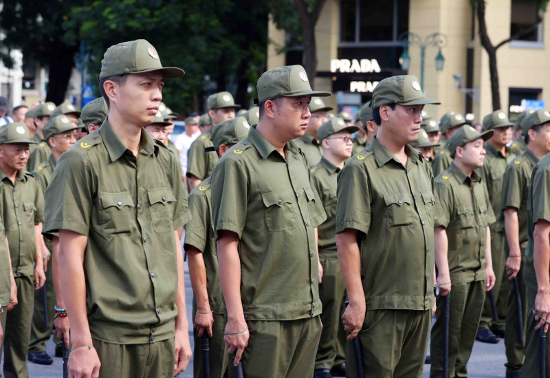 Các lực lượng tham gia bảo vệ an ninh trật tự tại cơ sở tham gia lễ ra mắt - Ảnh: Hương Ly
