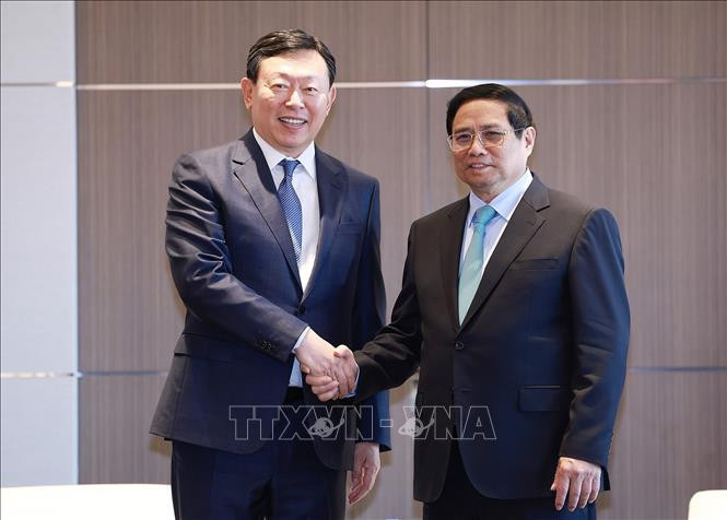 Thủ tướng Phạm Minh Chính tiếp ông Shin Dong-bin, Chủ tịch Tập đoàn Lotte. Ảnh: Dương Giang/TTXVN