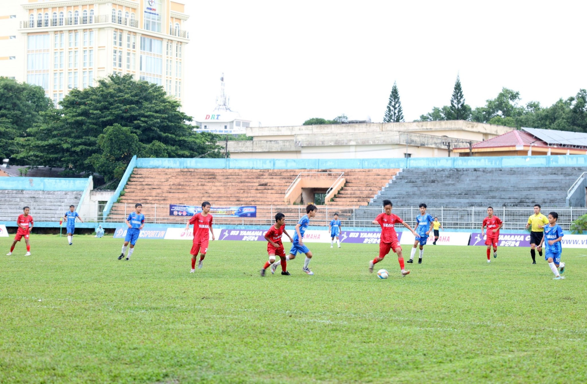 Sau lễ khai mạc, trận đấu giữa U13 Đắk Lắk gặp U13 Khánh Hòa diễn ra sôi nổi. Ảnh BTC