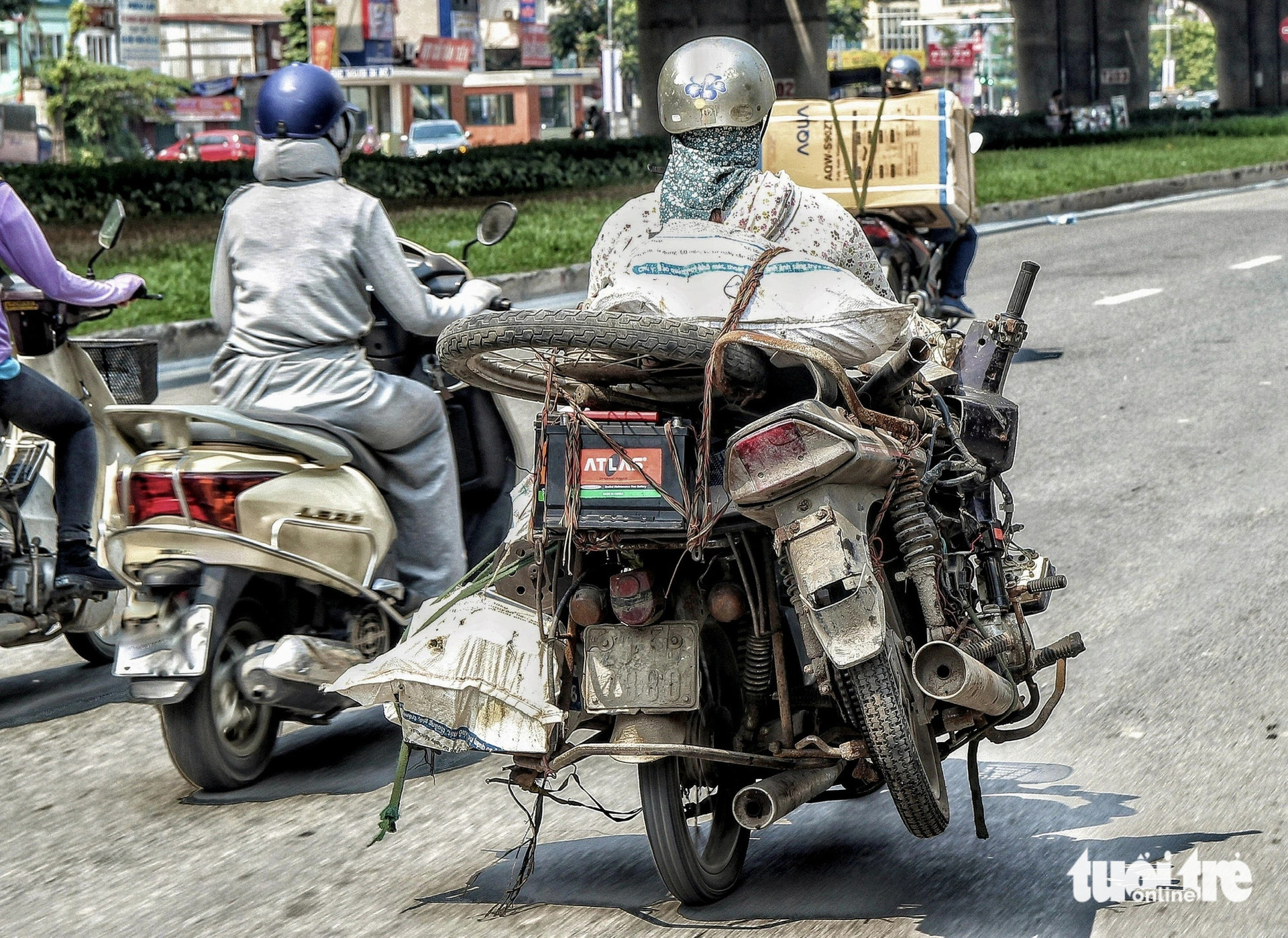Một xe máy cũ nát chạy trên đường Hà Nội - Ảnh: NAM TRẦN