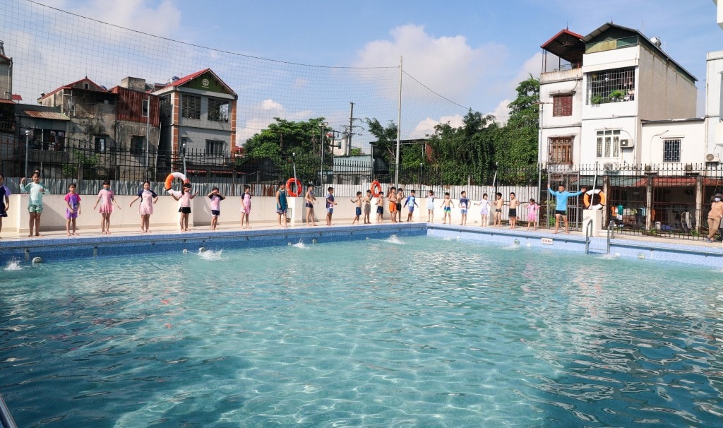 Các học sinh được hướng dẫn các kỹ thuật bơi và trang  bị kỹ năng cơ bản về cứu đuối nước (Ảnh: CTTĐT Thường Tín)
