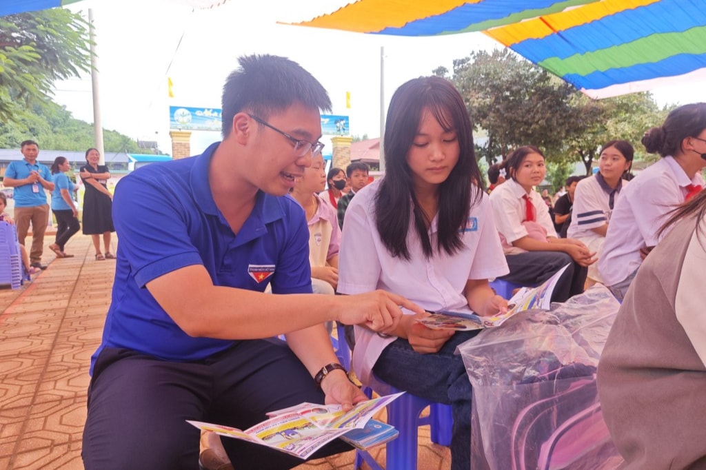 Màu áo xanh thanh niên lên đường mang theo những tấm lòng ấm áp và hàng trăm suất quà đến với các em nhỏ vùng cao