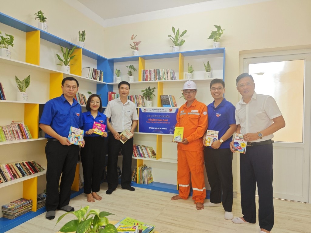Ông Nguyễn Minh Đức - Phó Giám đốc Công ty và bà Đỗ Thị Thu Hương - Bí thư Đoàn Khối các cơ quan và doanh nghiệp tỉnh cùng Đoàn viên thanh niên công ty trao tặng tủ sách màu cam cho Trung tâm Bảo trợ xã hội tỉnh Sơn La.