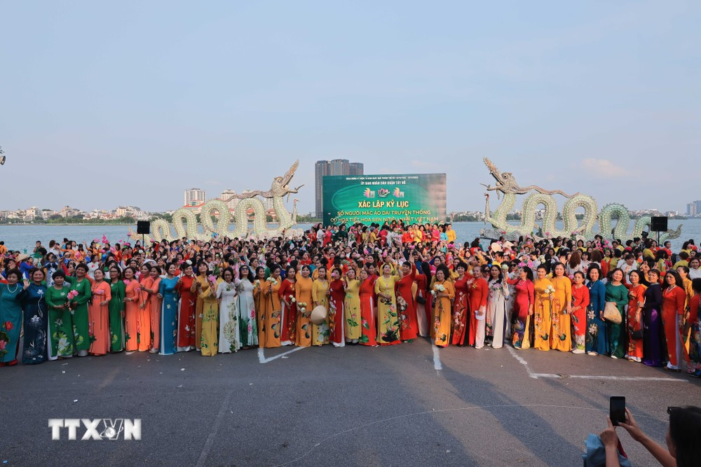 ttxvn_ao dai sen (3).jpg