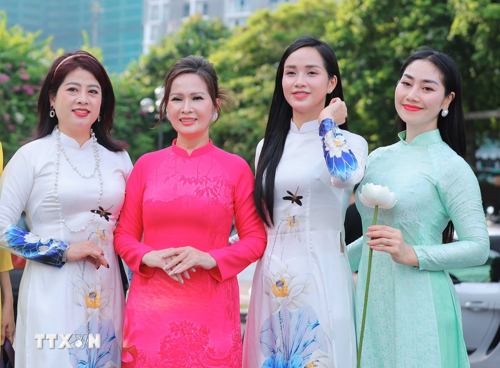 ttxvn_ao dai sen (7).jpg