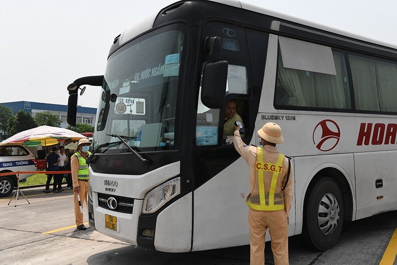Tổ công tác thuộc Cục CSGT (Bộ Công an) kiểm tra phương tiện lưu thông trên tuyến cao tốc