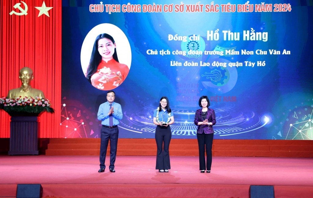 Ủy viên Ban Thường vụ Thành ủy, Phó Chủ tịch Thường trực Hội đồng nhân dân Thành phố Phùng Thị Hồng Hà và Thành ủy viên, Chủ tịch LĐLĐ thành phố Hà Nội Phạm Quang Thanh trao Biểu trưng và hoa cho Chủ tịch Công đoàn cơ sở xuất tiêu biểu Ủy viên Ban Thường vụ Thành ủy, Phó Chủ tịch Thường trực Hội đồng nhân dân Thành phố Phùng Thị Hồng Hà và Thành ủy viên, Chủ tịch LĐLĐ thành phố Hà Nội Phạm Quang Thanh trao Biểu trưng và hoa cho Chủ tịch Công đoàn cơ sở xuất tiêu biểu