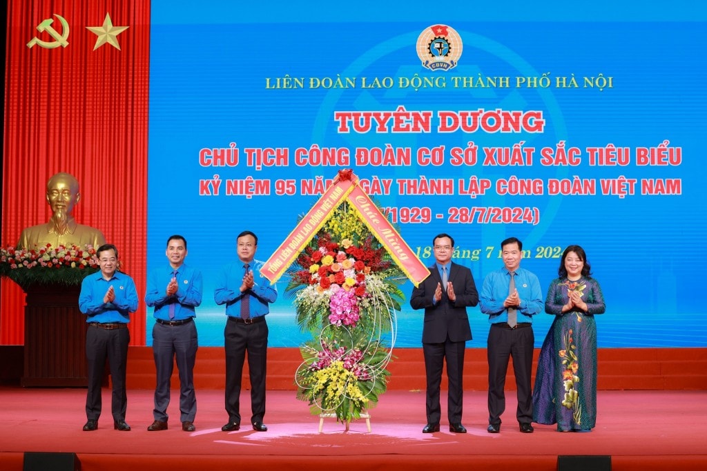 Đồng chí Nguyễn Đình Khang - Ủy viên Trung ương Đảng, Chủ tịch Tổng LĐLĐ Việt Nam tặng hoa chúc mừng Tổ chức Công đoàn Thủ đô Đồng chí Nguyễn Đình Khang - Ủy viên Trung ương Đảng, Chủ tịch Tổng LĐLĐ Việt Nam tặng hoa chúc mừng Tổ chức Công đoàn Thủ đô