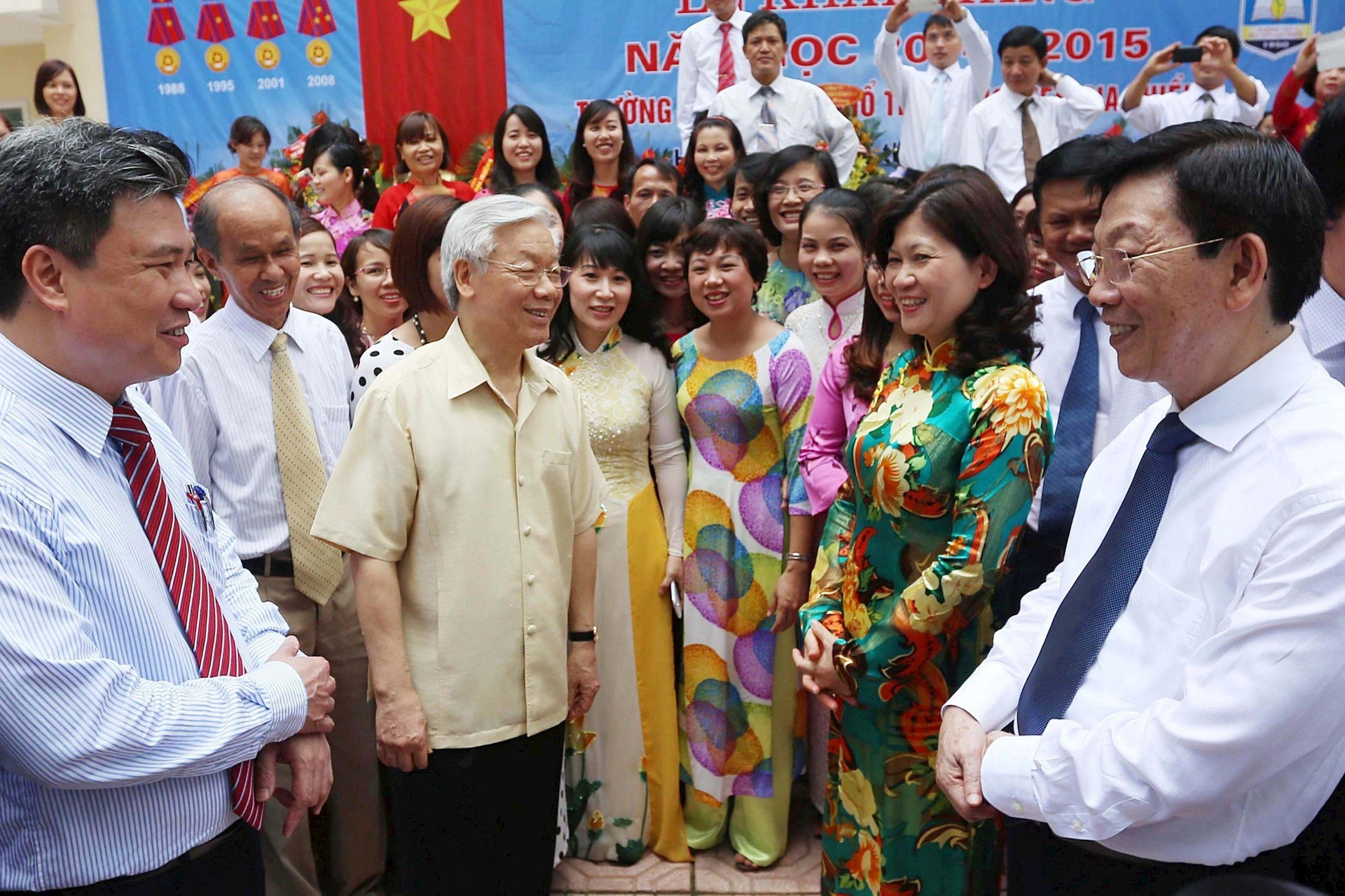 Tổng Bí thư Nguyễn Phú Trọng, lãnh đạo Bộ GD&ĐT cùng thầy cô Trường THPT Nguyễn Gia Thiều (Ảnh: Nhà trường cung cấp).