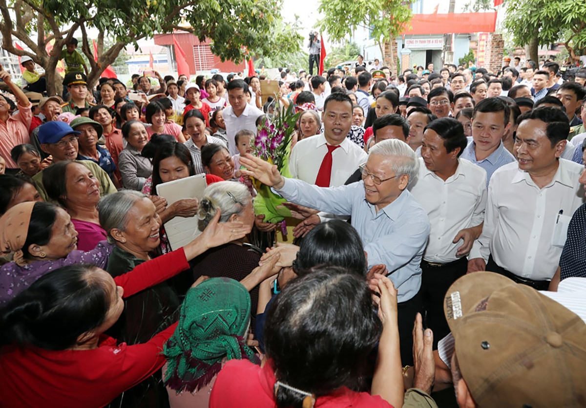 Người dân làng văn hóa Thượng Điện, thành phố Hải Phòng đón Tổng Bí thư Nguyễn Phú Trọng về dự và chung vui Ngày hội đại đoàn kết toàn dân tộc, tháng 11-2017. Ảnh: TTXVN