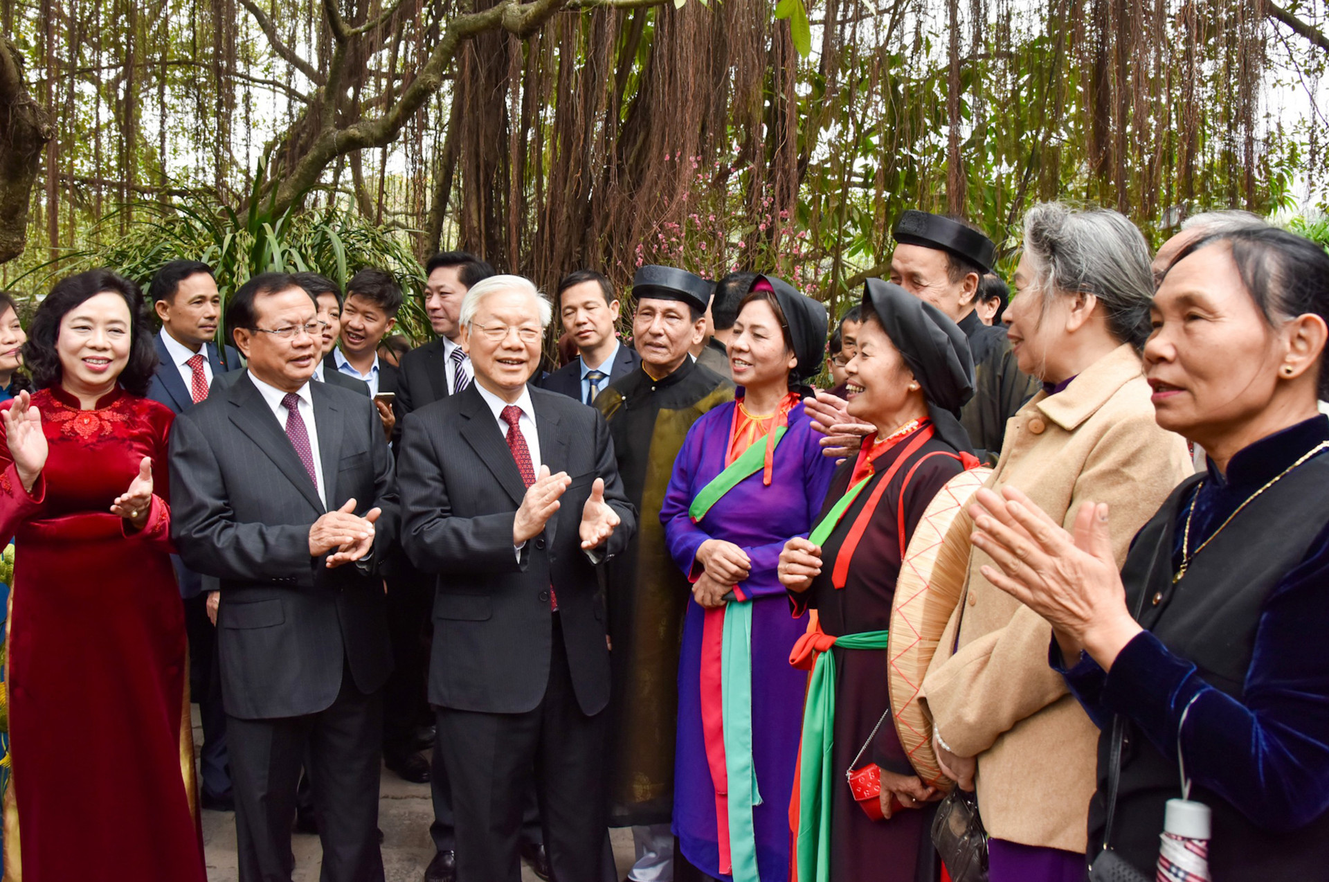 tong-bi-thu-nguyen-phu-trong-va-nguyen-bi-thu-thanh-uy-ha-noi-pham-quang-nghi-chuc-tet-ba-con-nhan-dan-thu-do-tai-den-ngoc-son-dip-xuan-dinh-dau-2017.-anh-duy-linh.jpg