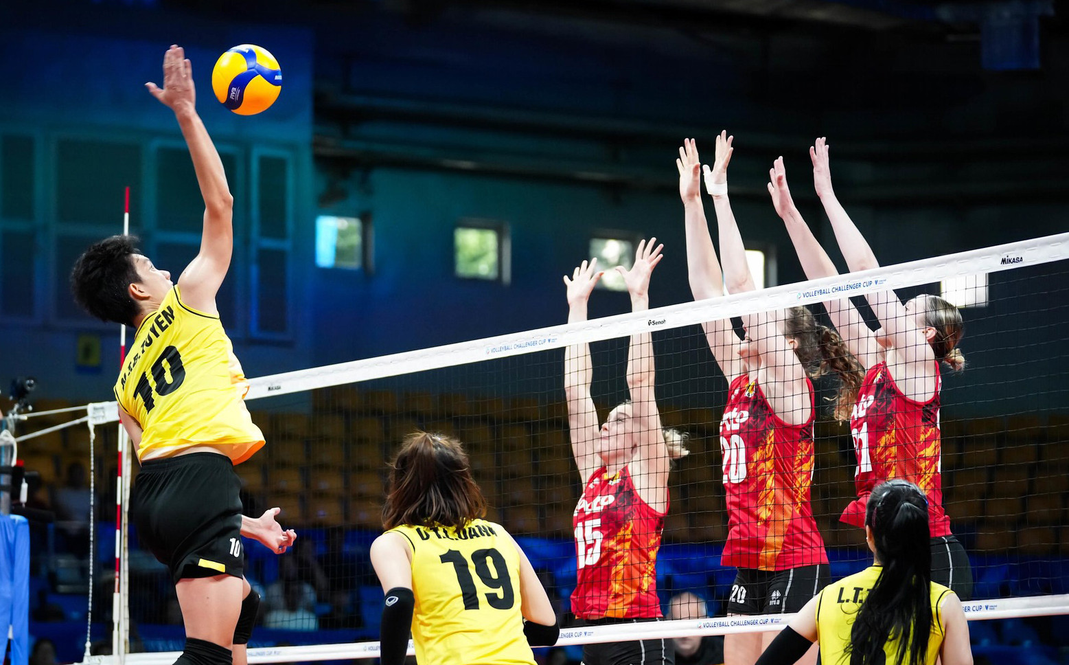 tran-thi-dau-giua-doi-tuyen-viet-nam-ao-vang-va-bi-tai-cup-bong-chuyen-the-gioi-fivb-challenger-cup-2024.-anh-duc-dong.jpg