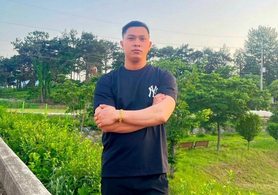Nhờ thường xuyên giải nhiệt cuộc sống sau mỗi trận đá bóng với Trà Xanh Không Độ, anh Nguyễn Công Pháp đã may mắn trúng Iphone 15 Promax 521G. (Ảnh: NVCC)