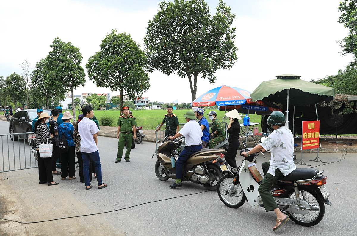 Chốt an ninh được lập tại các khu vực đường vào thôn Lại Đà, xã Đông Hội (huyện Đông Anh) để hạn chế, kiểm soát người ra vào thôn.