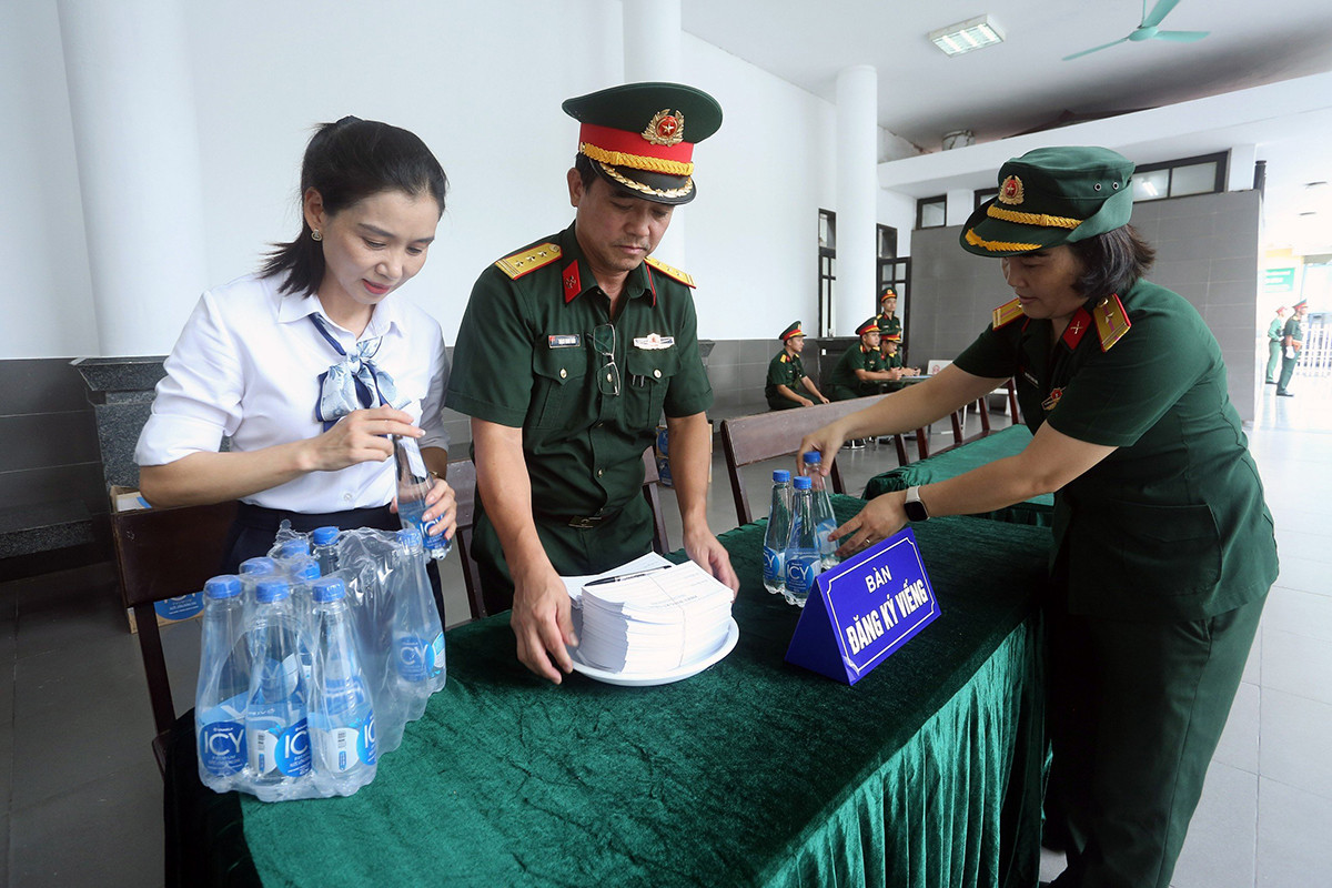 Bàn tiếp đón, đăng ký viếng Tổng Bí thư Nguyễn Phú Trọng được sắp xếp gọn gàng.