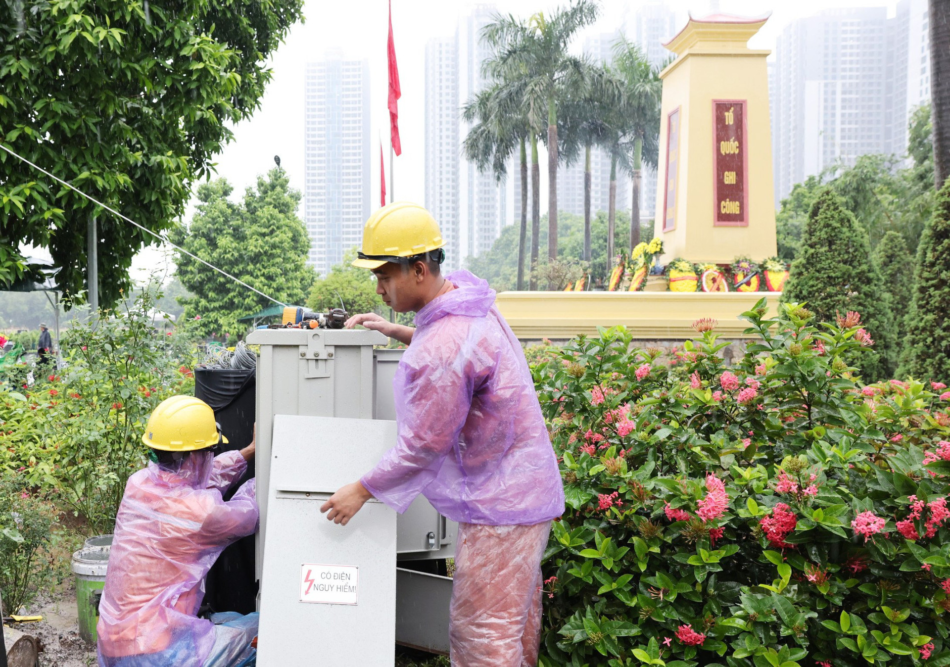 Công nhân Điện lực Hà Nội lắp đặt và kiểm tra hệ thống điện của Nghĩa trang Mai Dịch.