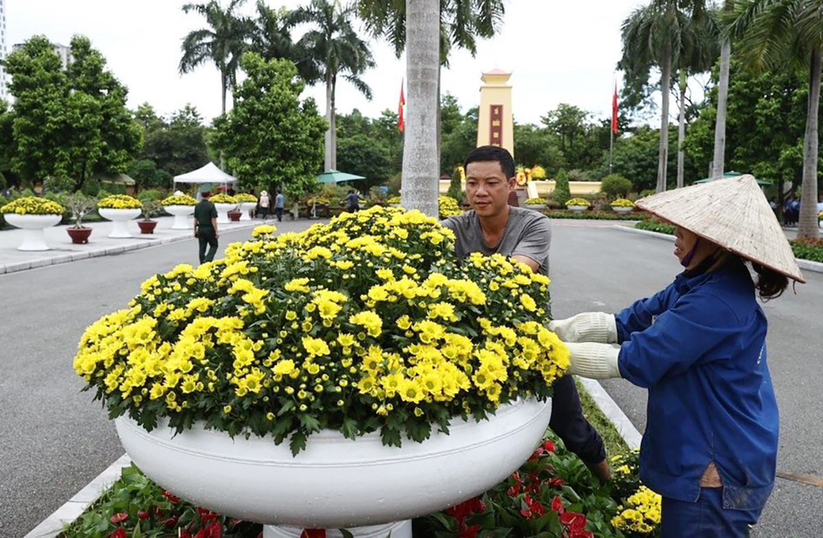 Công nhân bổ sung, chăm sóc hoa chuẩn bị cho lễ an táng Tổng Bí thư Nguyễn Phú Trọng tại Nghĩa trang Mai Dịch.