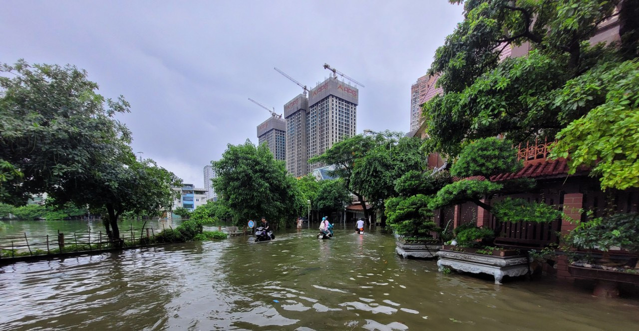Mực nước sông Nhuệ dâng cao khiến nhiều đoạn đường thuộc phường Văn Quán, Phúc La (quận Hà Đông) bị úng ngập. Ảnh Minh Bắc