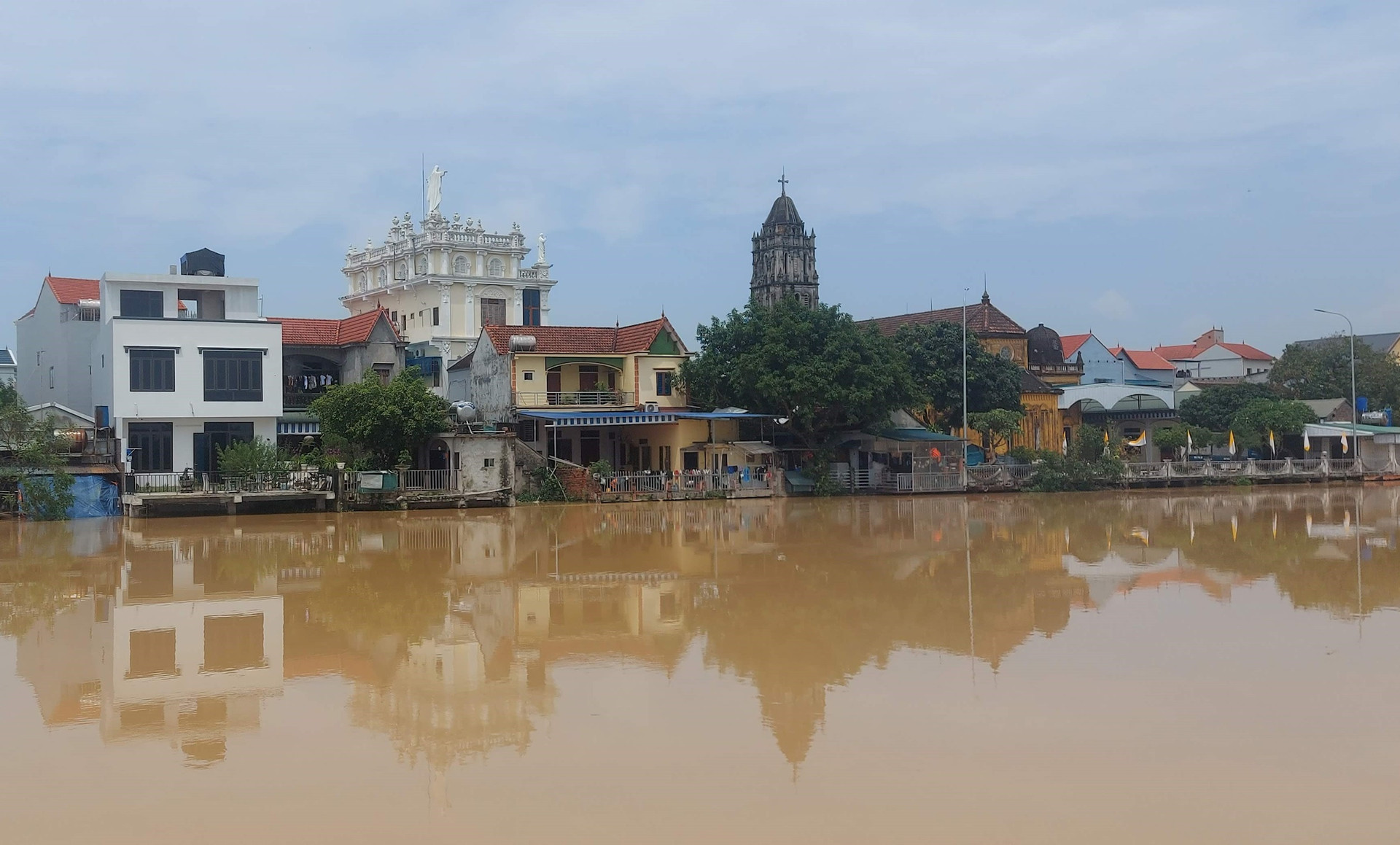 Mực nước sông Bùi, đoạn huyện Chương Mỹ vẫn ở mức cao, gây úng ngập nhiều khu dân cư sinh sống ven sông. Ảnh Bảo Châu