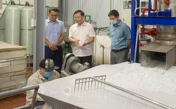 Chi cục ATVSTP Hà Nội kiểm tra một cơ sở sản xuất đá viên trên đại bàn Chi cục ATVSTP Hà Nội kiểm tra một cơ sở sản xuất đá viên trên đại bàn