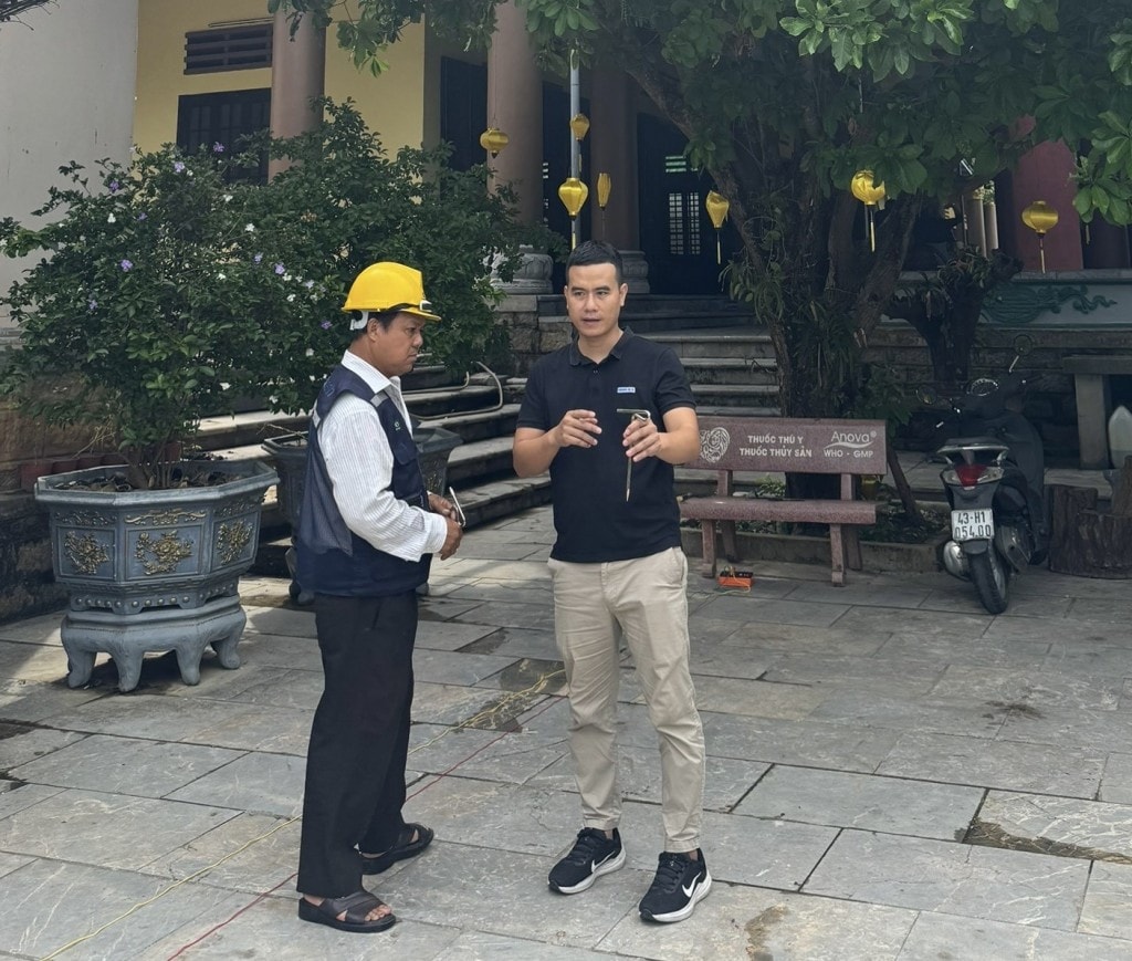 Kỹ sư Ngô Khoa Nhân (bên phải) hướng dẫn đo điện trở, đất thi công 