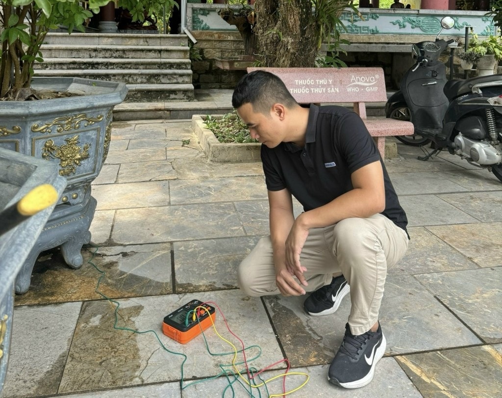 Kỹ sư Ngô Khoa Nhân kiểm tra điện trở đất, đảm bảo đúng tiêu chuẩn kỹ thuật 