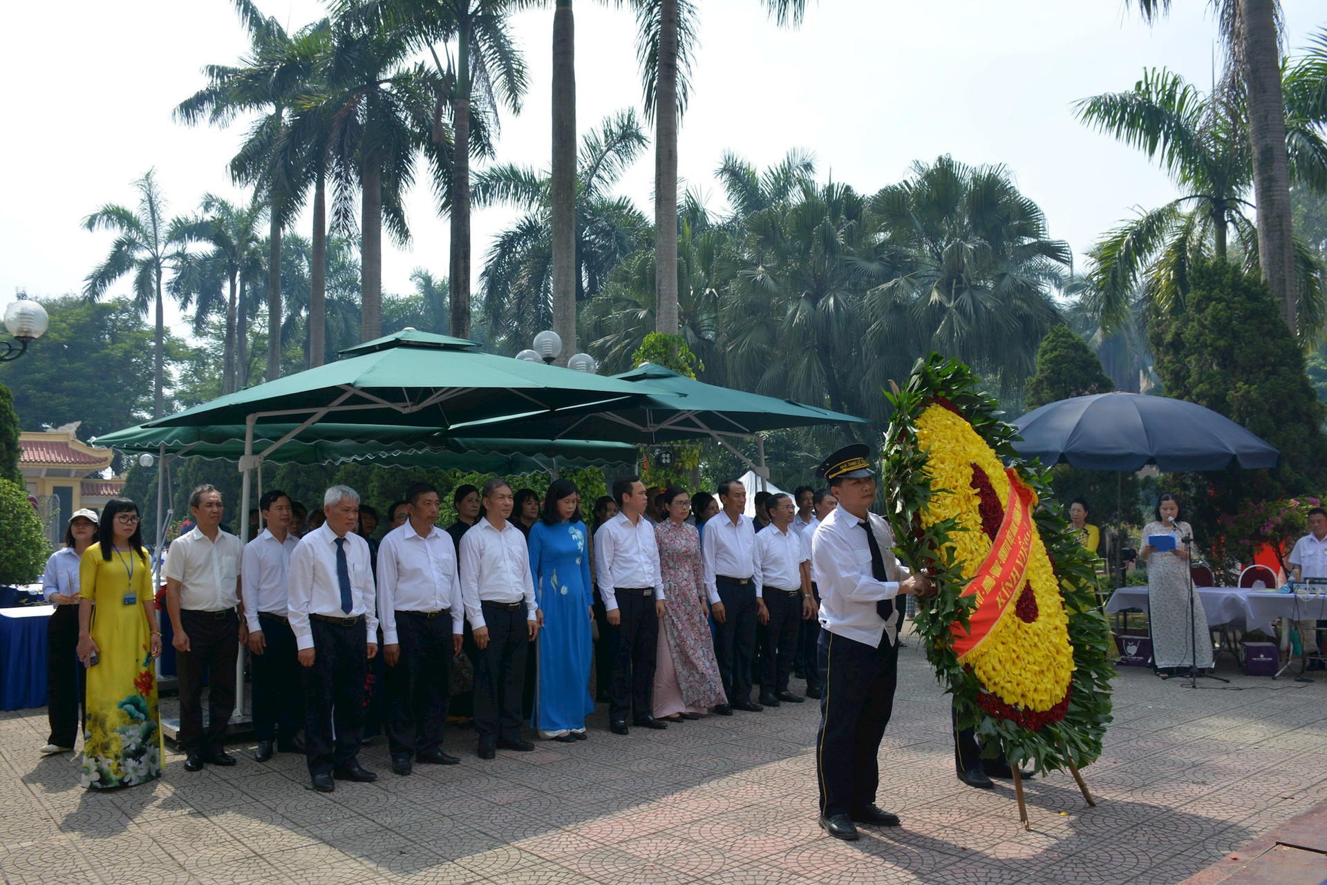 Thành kính tưởng niệm các Anh hùng liệt sĩ tại Nghĩa trang Liệt sĩ Nhổn (Hà Nội) - ảnh: Hương Trang