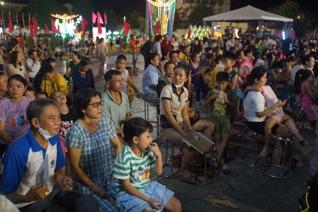 Đông đảo người dân đến xem chương trình (Ảnh: quangnam.gov.vn) Đông đảo người dân đến xem chương trình (Ảnh: quangnam.gov.vn)