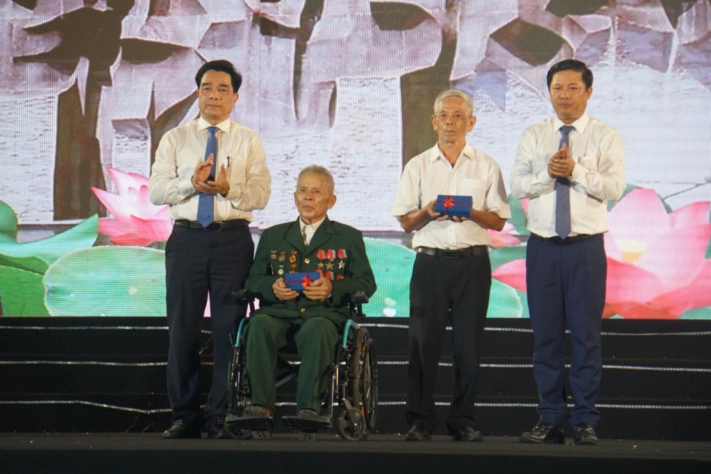 Lãnh đạo tỉnh đã tặng quà tri ân ông Lê Tự Thận (con trai mẹ Thứ) và Anh hùng lực lượng vũ trang nhân dân Trương Văn Hòa (Ảnh: quangnam.gov.vn) Lãnh đạo tỉnh đã tặng quà tri ân ông Lê Tự Thận (con trai mẹ Thứ) và Anh hùng lực lượng vũ trang nhân dân Trương Văn Hòa (Ảnh: quangnam.gov.vn)