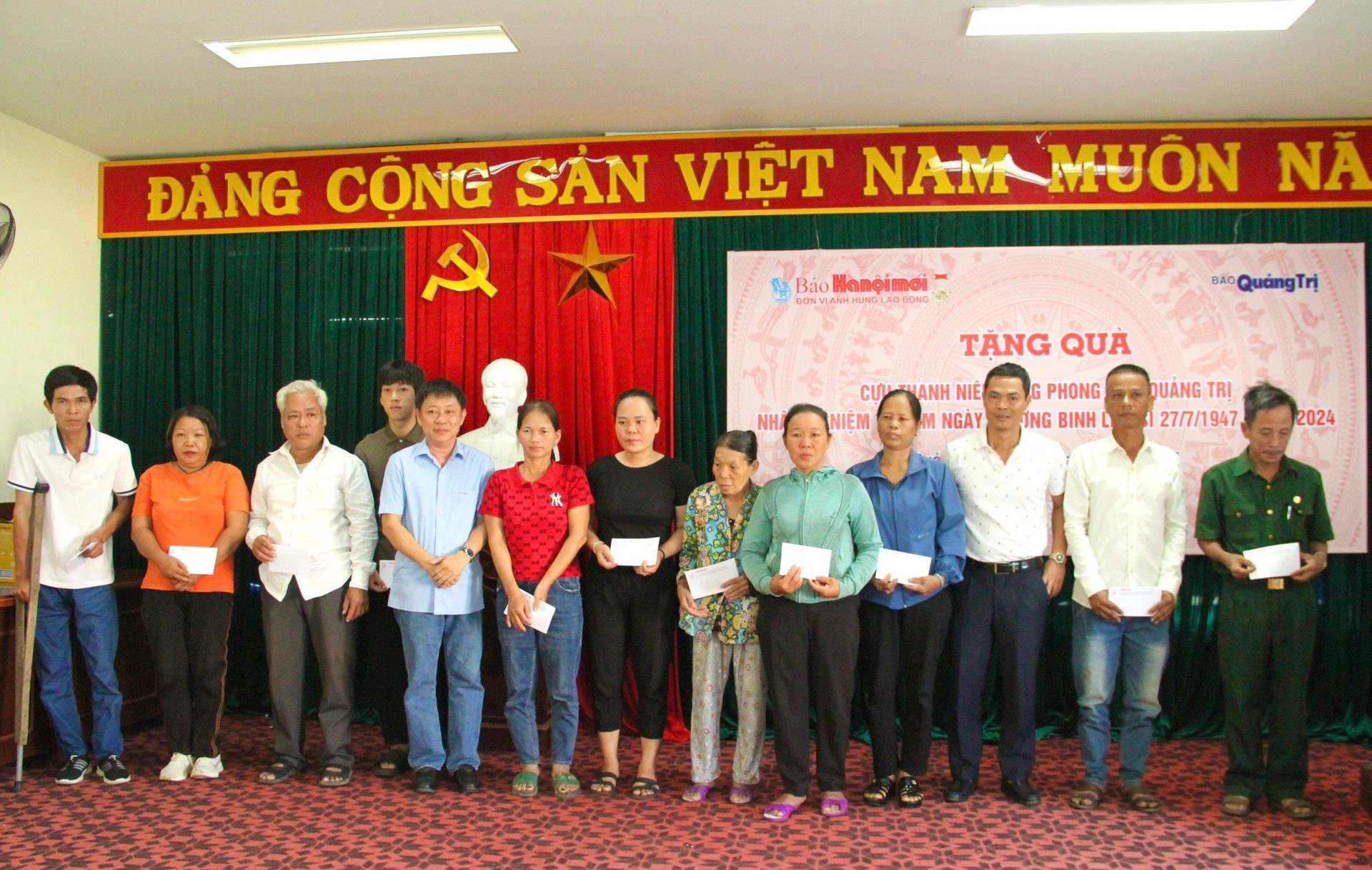 dai-dien-bao-hanoimoi-va-bao-quang-tri-trao-qua-cho-cac-cuu-thanh-nien-xung-phong.-anh-anh-duc-2.jpg