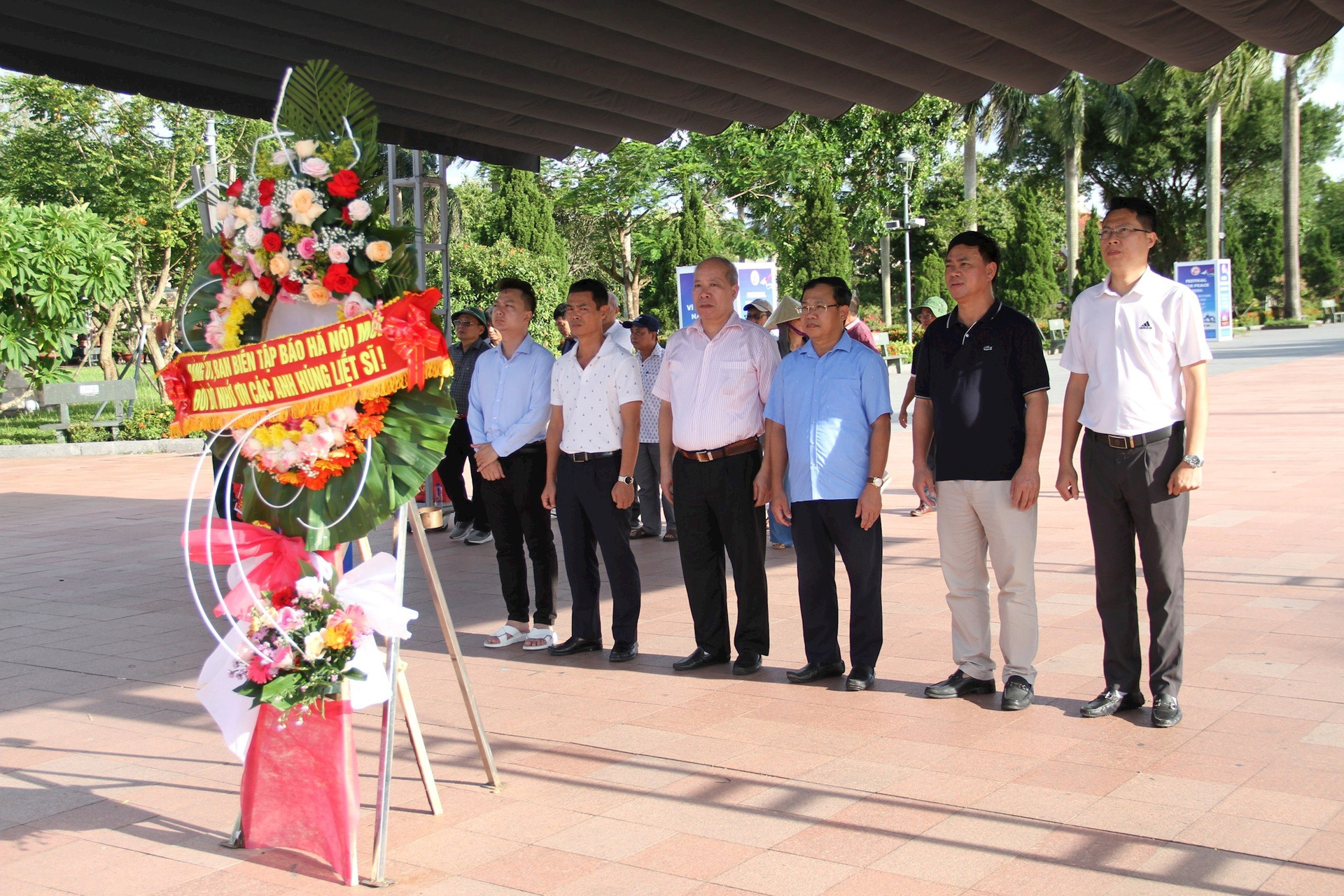 doan-cong-tac-bao-hanoimoi-dat-vong-hoa-tai-thanh-co-quang-tri.jpg