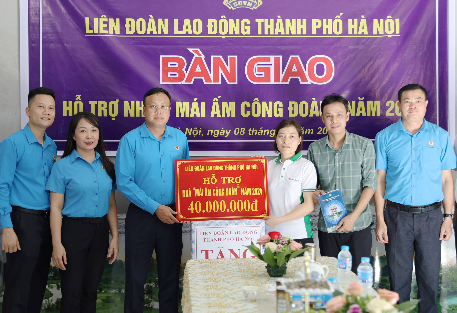 lanh-dao-lien-doan-lao-dong-thanh-pho-ha-noi-trao-ho-tro-kinh-phi-xay-dung-mai-am-cong-doan-cho-doan-vien-le-thi-tuoi-cong-doan-cong-ty-tnhh-terumo-viet-nam-.-anh-manh-quan.jpg