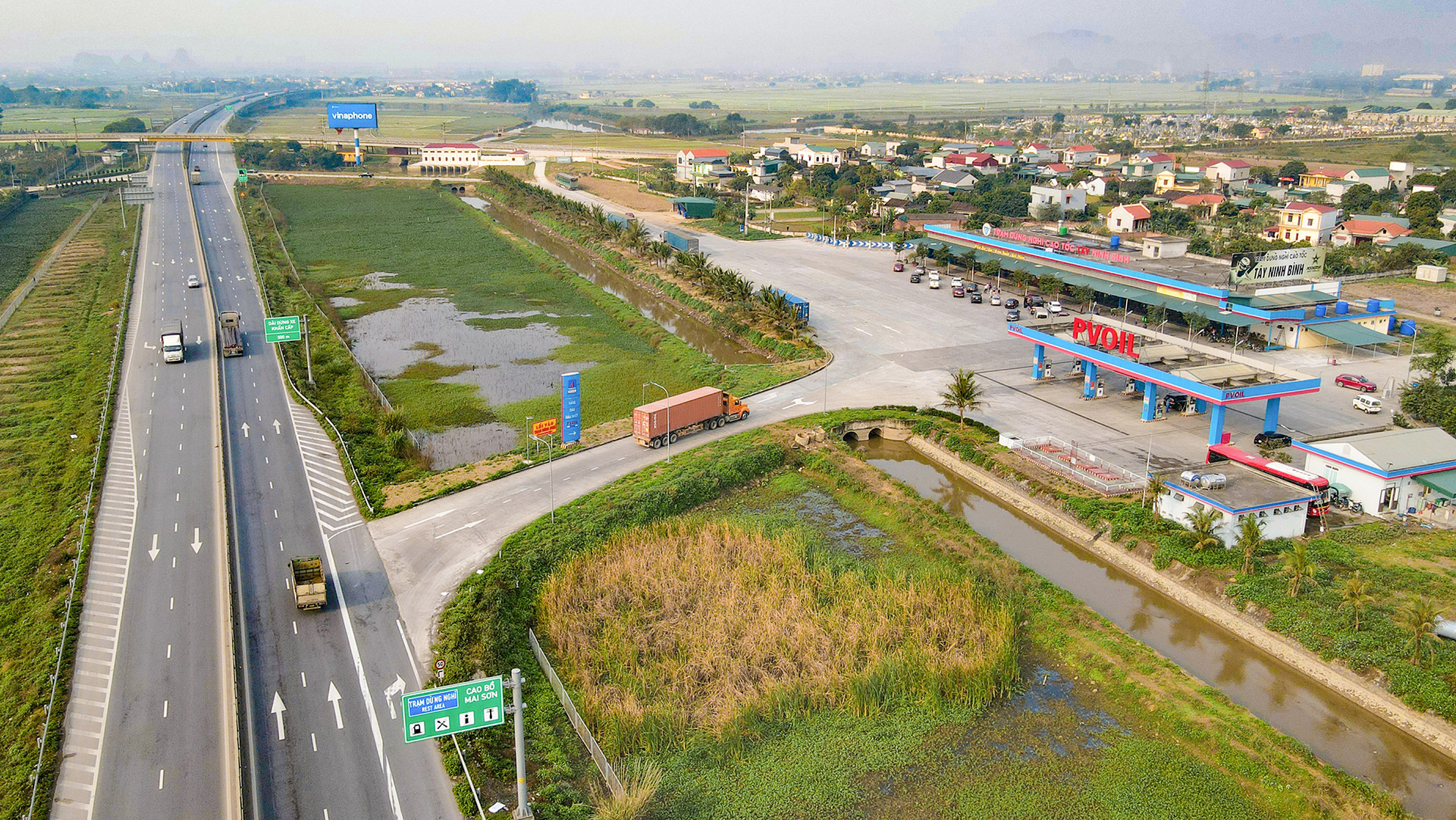 mot-tram-dung-nghi-tren-cao-toc-bac-nam-doan-cao-bo-mai-son.-anh-ta-hai.jpg