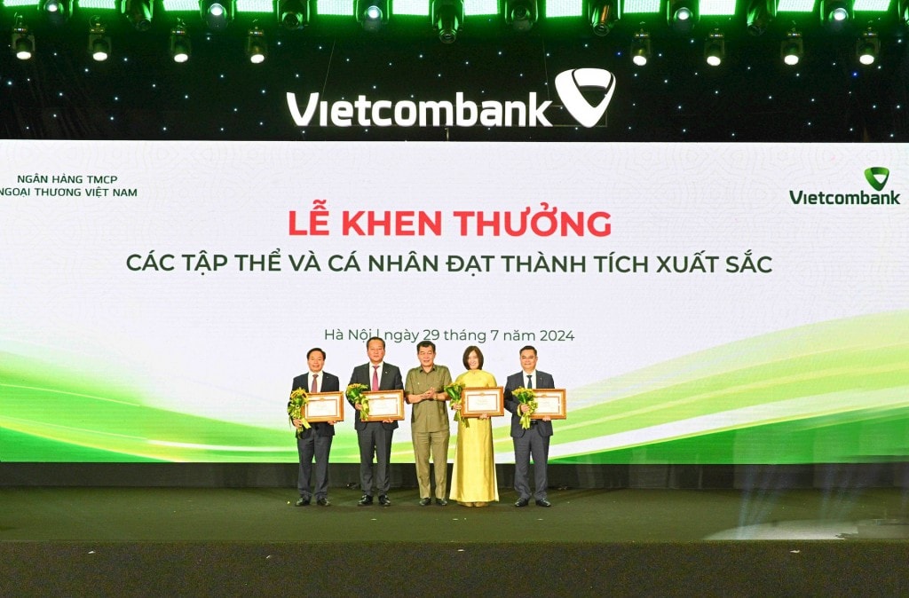 Khen thưởng các tập thể, cá nhân đạt thành tích xuất sắc