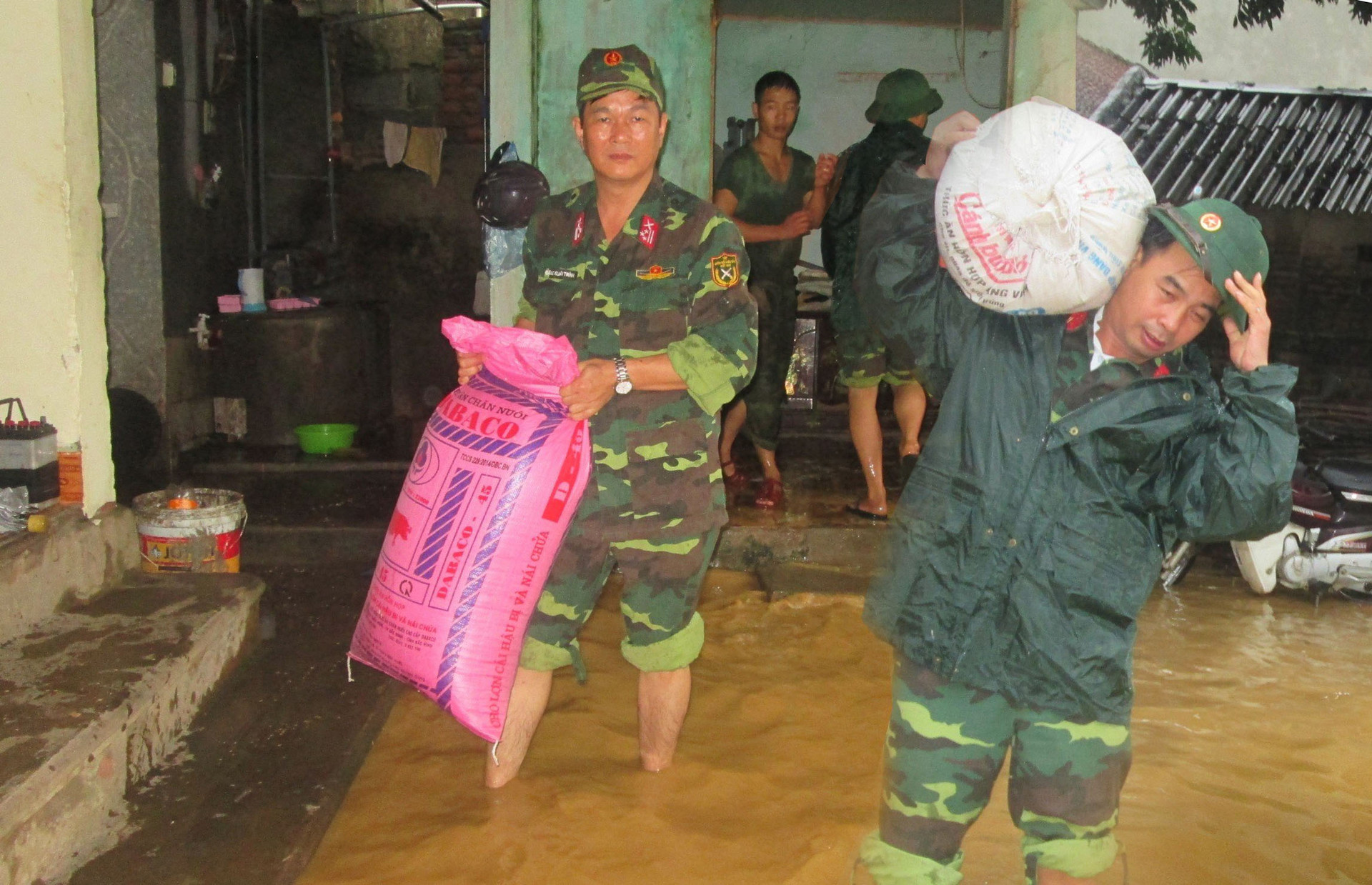 can-bo-chien-si-su-doan-301-bo-tu-lenh-thu-do-ha-noi-giup-nguoi-dan-khac-phuc-hau-qua-mua-bao-tai-huyen-chuong-my..jpg